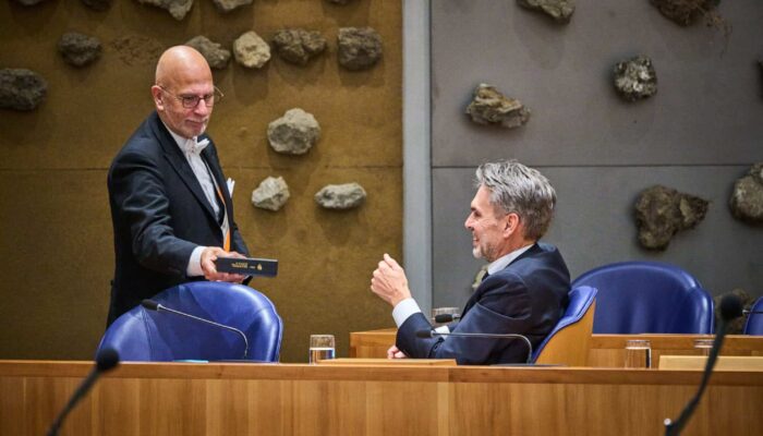 Den Haag, 9 oktober 2023 - 

21962, Chris Stoffer overhandigt woensdagavond Statenbijbel aan Dick Schoof 

Foto: Phil Nijhuis